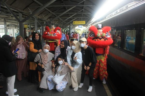 Sambut Tahun Baru Imlek, Atraksi Barongsai Sapa dan Hibur Pelanggan di Stasiun Surabaya Gubeng