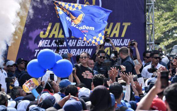 Jalan Sehat Bareng Anies Baswedan, Puluhan Ribu Masyarakat Padati Stadion Jalak Harupat