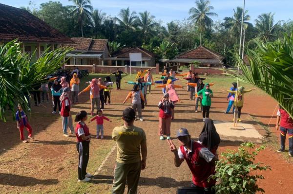 Babinsa Koramil Kasui Senam Bersama Aparatur dan Warga di Kampung Karang Lantang