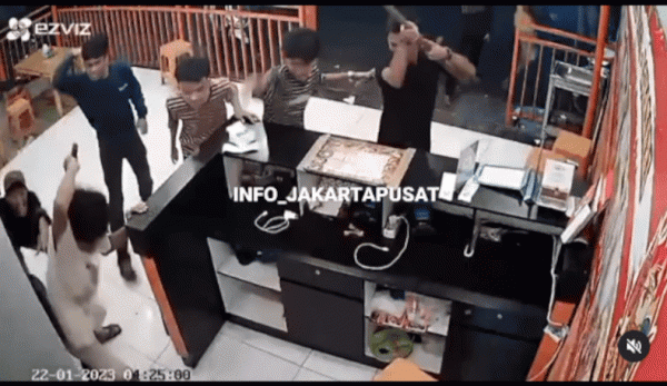 Viral Video Seorang Ojol Dikeroyok 9 Remaja dengan Balok Kayu di Jakpus, Ini Kata Polisi