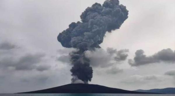 Erupsi Gunung Anak Krakatau Masih Berlanjut, Tinggi Kolom Letusan Capai 300 Meter