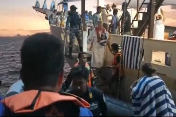 Waduh, Dihantan Angin Kencang Kapal Wisata  Angkut 8 WNA Tenggelam di Labuan Bajo