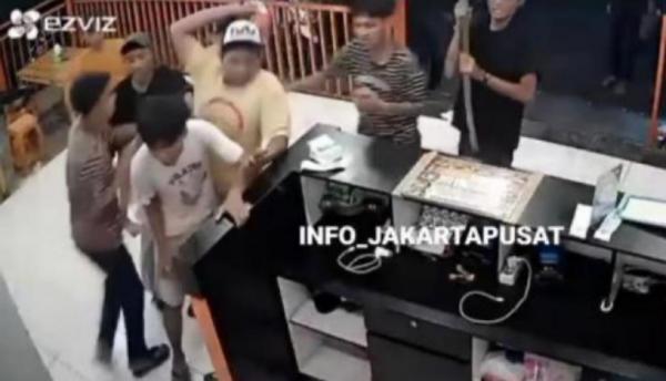 Miris! Kelompok Remaja Tanggung Keroyok Pengemudi Ojol dengan Balok Kayu