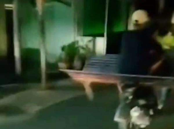 Nekat! 2 Pria di Siantar Gondol Kursi Taman Pakai Sepeda Motor, Terjatuh usai Diteriaki Maling