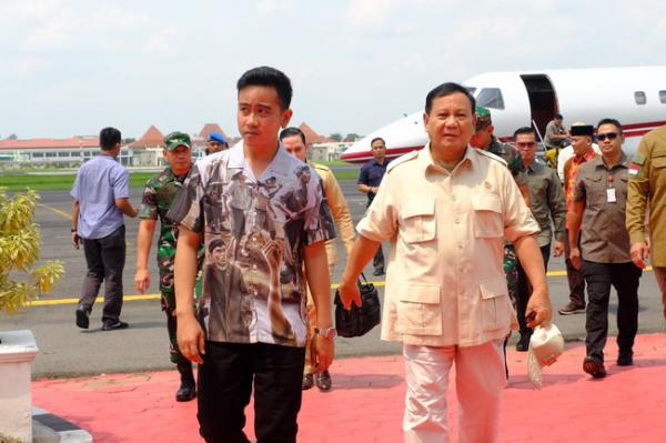 Gibran Rakabuming Raka Cium Tangan Prabowo Subianto Saat Turun dari Pesawat