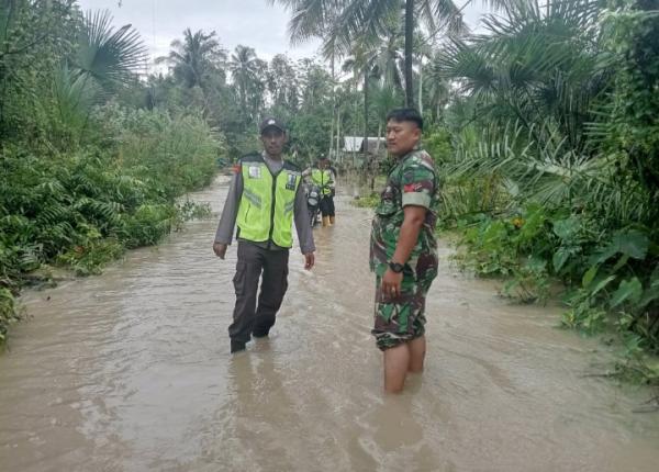 Curah Hujan Tinggi, Babinsa Kodim 0103/Aut Bersama Babinkamtibmas Ingatkan Warga Agar Tetap Waspada.