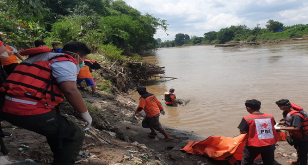 Warga Sragen Digegerkan Penemuan Mayat Mengapung di Sungai Bengawan Solo