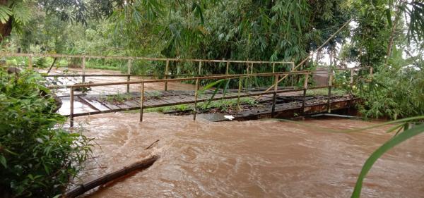 Diduga Tak Pernah Diperbaiki, Jembatan Neglasari Pandeglang Ambruk Dihantam Derasnya Sungai