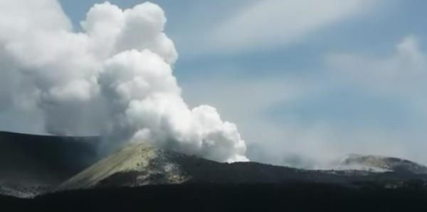 Level Siaga! Gunung Anak Krakatau Muntahkan Abu Panas sebanyak 8 Kali dalam Sehari