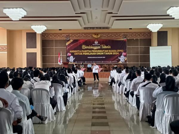 KPU Kabupaten Probolinggo Lantik 990 Panitia Pemungutan Suara