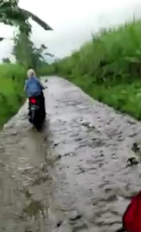 Heboh, Video  Viral Emak - Emak Lintasi Banjir Sambil Tertawa Bahagia