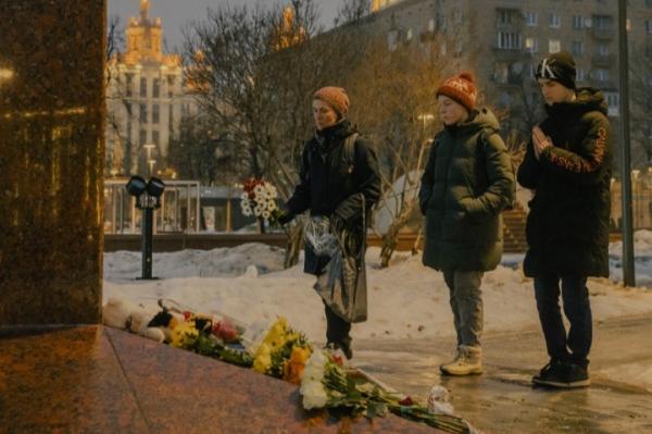 Protes Perang, Warga Moskow Diam-Diam Meletakkan Bunga