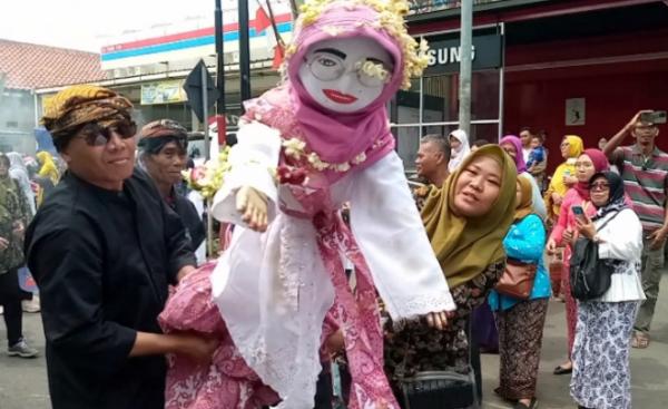 Viral! Aksi Boneka Brendung Ikut Kirab di Pemalang Bikin Horor, Bonekanya Menari Sendiri
