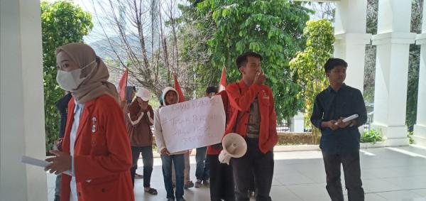 Demo GMNI di DPRD Mamuju, tapi Tak Ada Anggota Dewan di Tempat