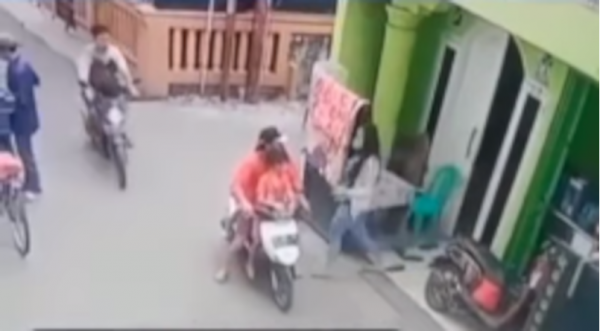Viral Pasutri di Rawa Bebek Bekasi Ajak Dua Anaknya Gasak HP, Aksinya Terekam CCTV
