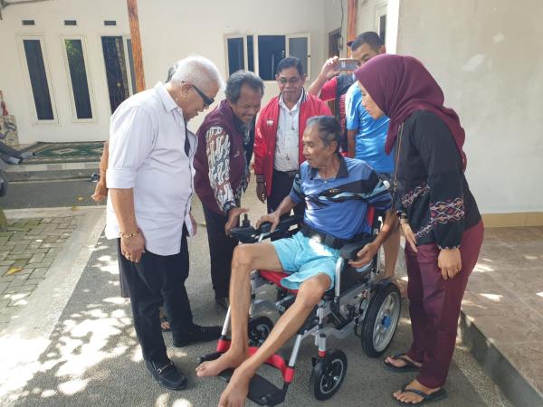 Mantan Kades Lumpuh Dicintai Warganya di Lombok Haru Mendapatkan Bantuan Kursi Roda Elektrik