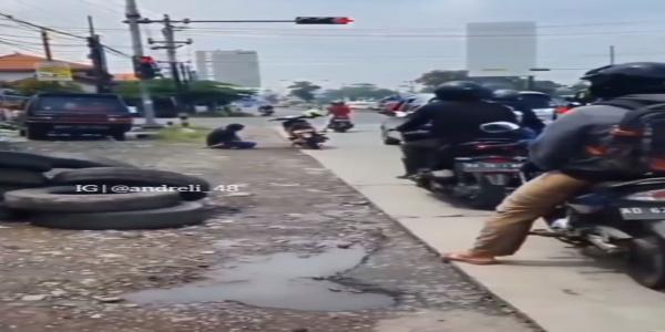 Saat Lampu Merah Pengendara Motor Sholat di Tepi Jalan, Viral di Media Sosial