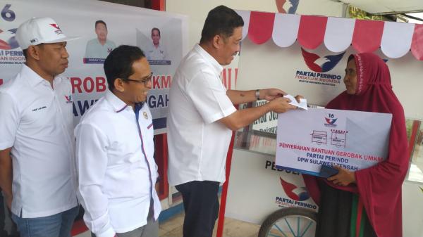 Mulai dari yang Dekat, Perindo Sulteng Serahkan Gerobak dan Modal Usaha