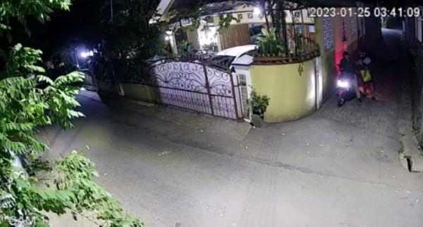 Detik-detik CCTV! Teror Rumah Mantan Gubernur Banten Pendukung Anies Baswedan