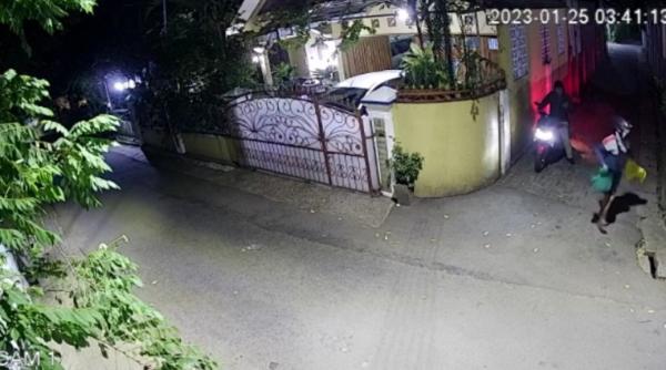 Rumah  Mantan Gubernur Banten WH Dilempari Sekarung  Kobra, Terduga Pelaku Terekam CCTV