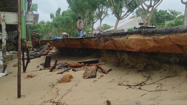 Puluhan Meter Jalan di Bibir Pantai Asmara Bangka Barat Ambles Kena Abrasi