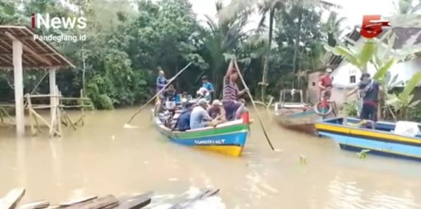 Video Detik-detik Warga Naik Ojek Jasa Perahu Akibat Banjir Rendam Jalan di Pandeglang