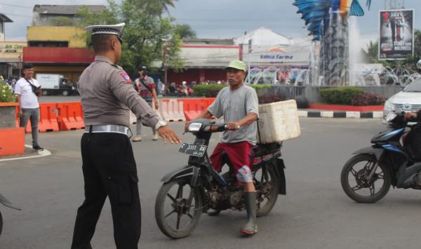 Tingkat Kesadaran Penggunaan Helm Saat Berkendara Rendah, Polres Pangandaran Gencar Sosialisasi