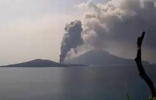 Breaking News! Di Bulan Januari Anak Krakatau Alami 25 Kali Gempa Erupsi, Waspada