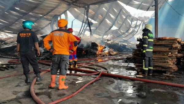 Kebakaran Pabrik Kayu Lapis di Sukoharjo, Pemadaman Berlangsung Lama Terkendala Pasokan Air