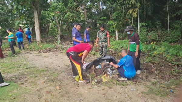 Cegah DBD, Polsek Muntok Bersama Warga Gotong Royong Bersihkan Lingkungan di Air Belo