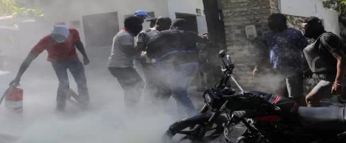 Ratusan Polisi Rusuh Blokade Jalan hingga Bakar Ban, Tak Terima 14 Rekannya Dibunuh Geng Kriminal