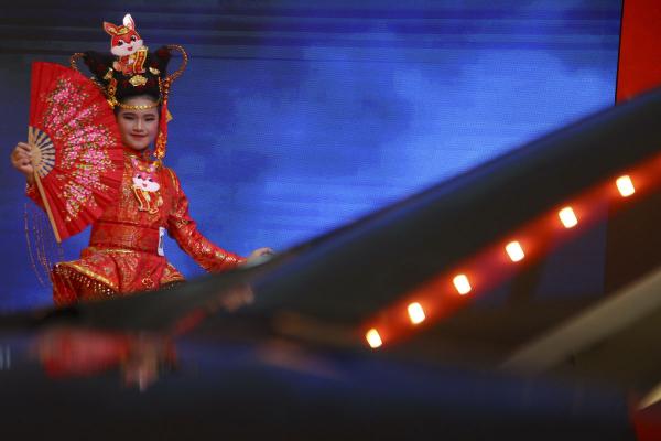 Penampilan Peserta Lomba Busana Tahun Baru Cina