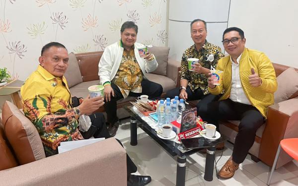 Pesawat Gagal Mendarat di Manado, Airlangga dan Ridwan Kamil Pilih Makan Pop Mie di Bandara