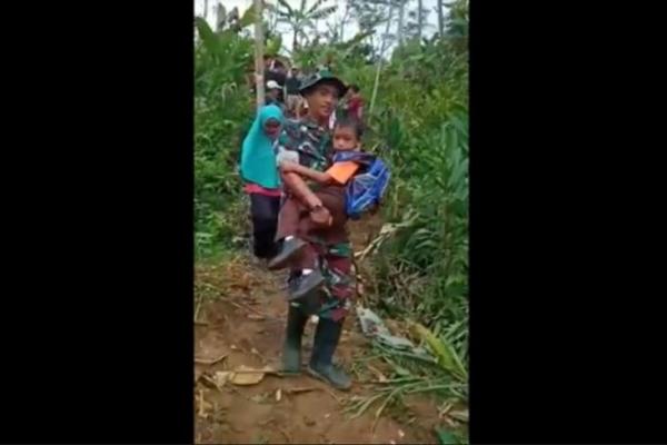 Anak-Anak di Purbalingga Terpaksa Sekolah Jalan Kaki Lewati Hutan dan Jalan Berlumpur Akibat Longsor