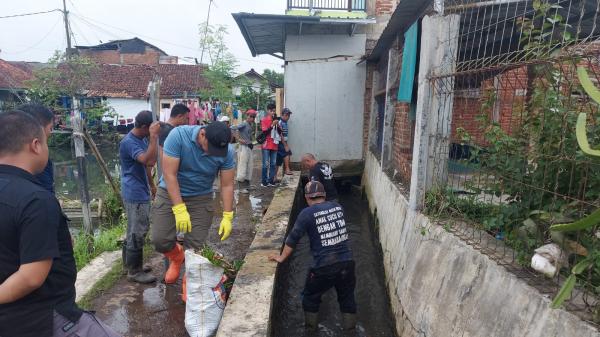 Antisipasi Banjir, Warga Kelurahan Sukanagara Tasikmalaya Bersih-Bersih Sungai