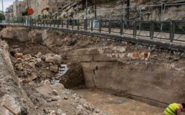 Arkeolog Temukan Parit Pertahanan Kota Yerusalem, Ada Ukiran Telapak Tangan Misterius