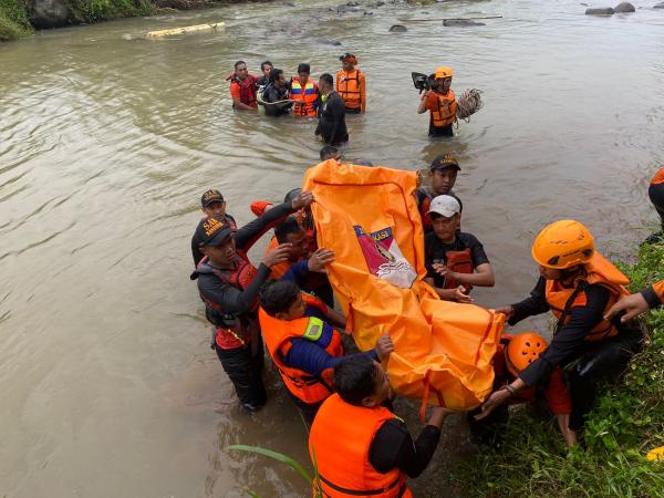 Ngeri, Bocah 13 Tahun Terjebak di Pusaran Sungai Siori Semarang