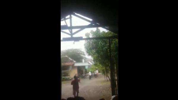 Terekam CCTV, Siswa SMP di Semarang Diserang Gerombolan Remaja Bersenjata Tajam