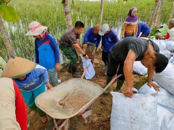 Tanggul Sungai di Desa Lemahputih Jebol, Warga dan Anggota TNI Gercep Lakukan Ini