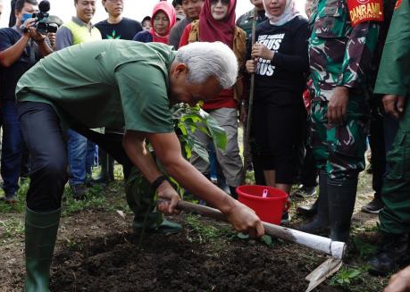 Ganjar Tanam Pohon di Lahan Kritis Area Rawan Banjir dan Longsor di Semarang