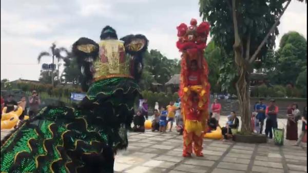 Atraksi Barongsai dan Liong Hibur Pengunjung Tee Jay Waterpark Plaza Asia Tasikmalaya