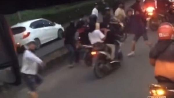 Video Viral Bus Pemain Solo Hancur Dilempari Batu, Polisi Turun Tangan