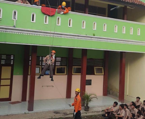 Sadar Bencana Mudah Datang, Siswa SMAN 1 Sigaluh Banjarnegara Berlatih Vertical Rescue