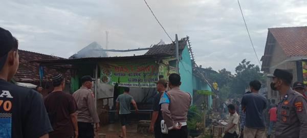 Akibat Tak Sengaja Sengol Korek Api, Sebuah Kios di Lampung Terbakar