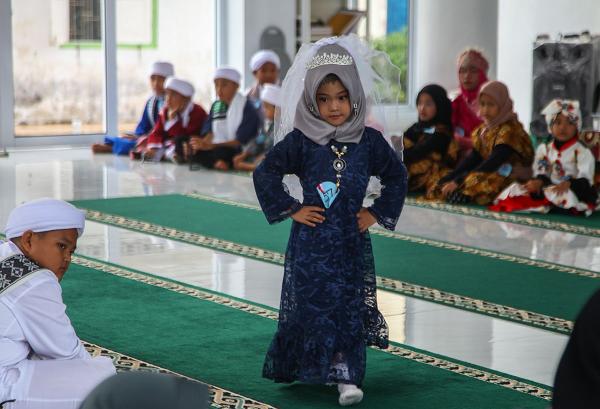 Gaya Anak Anak Peragakan Busana Muslim