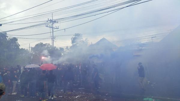 Demo Aremania Desak Usut Tuntas Tragedi Kanjuruhan Berakhir Ricuh, Massa Rusak Toko Resmi Arema FC