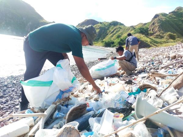 Bersih Pesisir Pantai di TNK Komitmen PT Flobamor untuk Konservasi