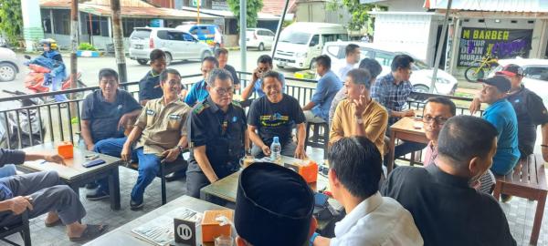 Silaturahmi Komunitas Masyarakat di Warkop Majene, Prof Husain Syam Sampaikan Kunci Kemajuan Daerah