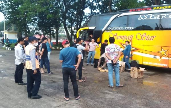 Satres Narkoba Polrestabes Palembang Ringkus Pembawa 30 Kg Ganja di Terminal Alang-alang Lebar
