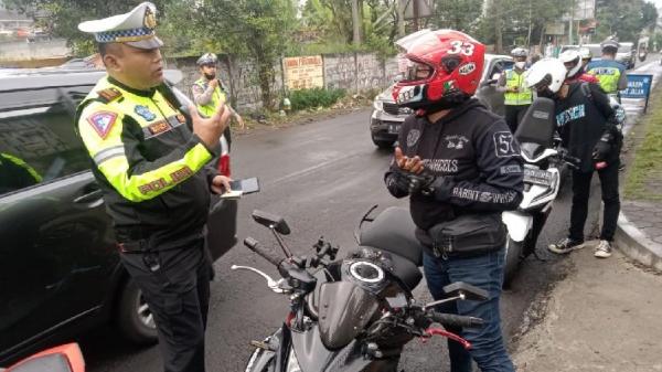 Ratusan Bikers Ditilang Polisi saat Menggeber Knalpot Bising di Lembang
